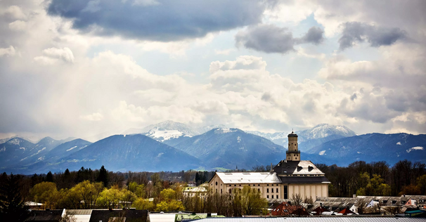 Amosaro-Praxisimpression-Bergpanorama.webp